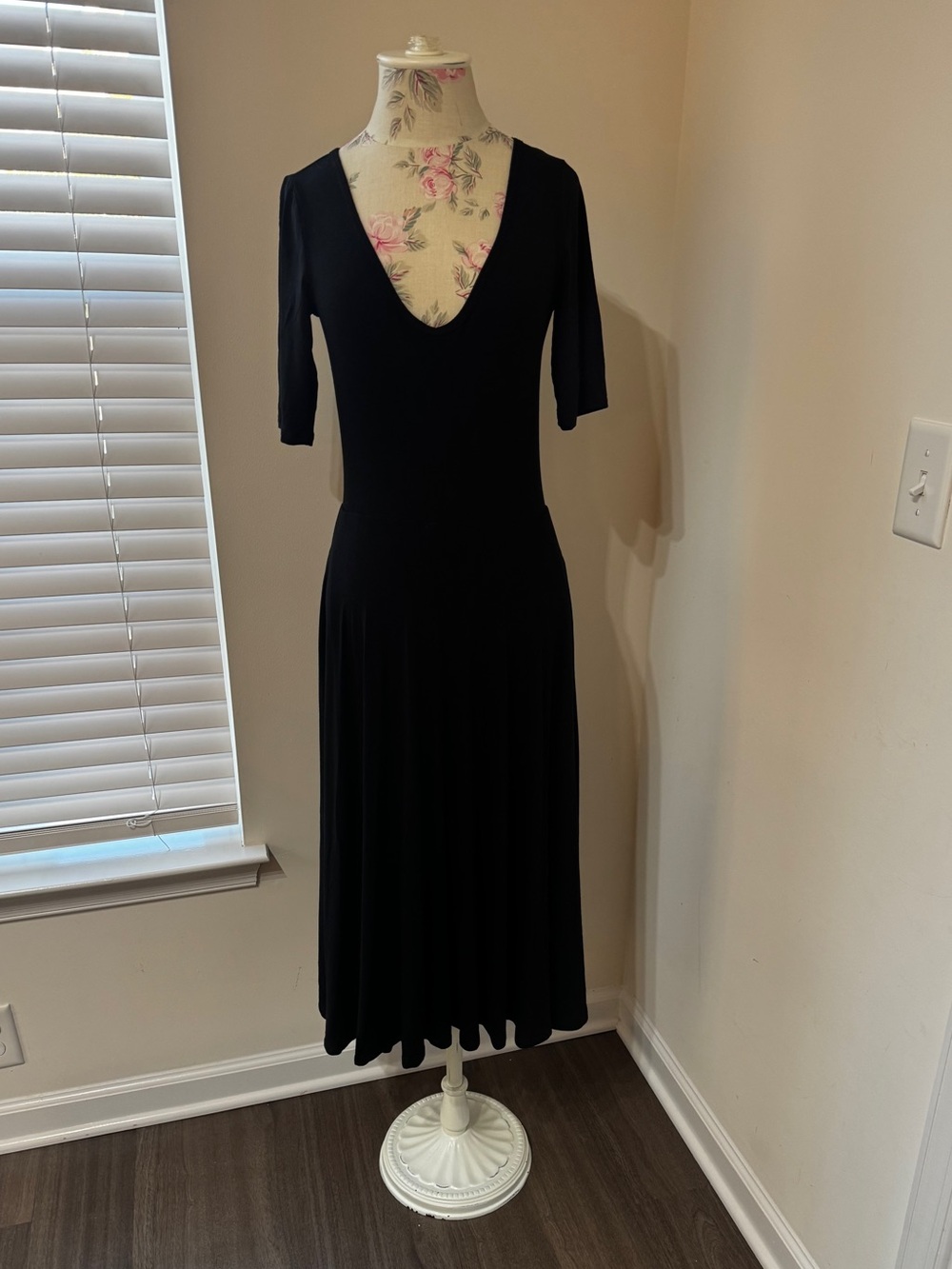 Reformation Black Scoop-Neck Midi Dress - Picture 5 of 17